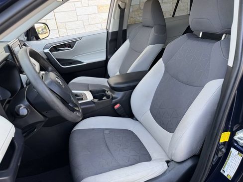 Used 2020 Toyota RAV4 XLE w/ Carpet Mat Package FWD image 25