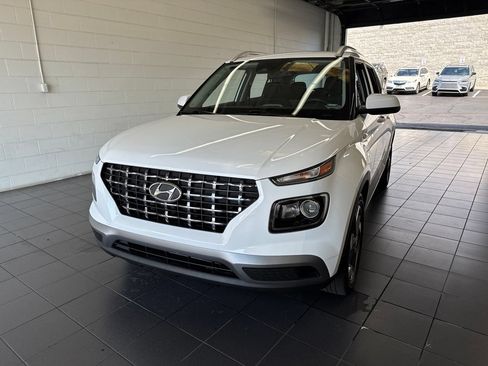 Used 2025 Hyundai Venue SEL FWD image 3