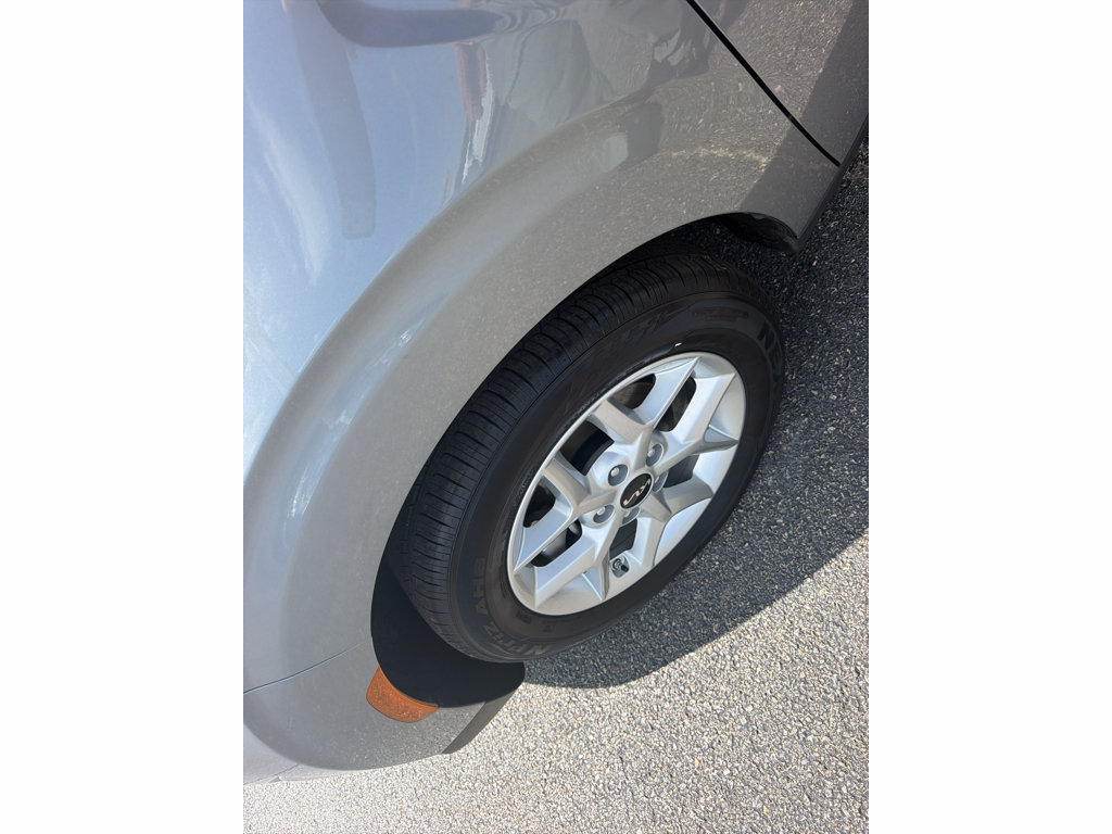 Used 2025 Kia Soul LX w/ LX Technology Package FWD image 8