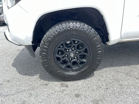 Used 2022 Toyota Tacoma SR5 AWD/4WD image 12