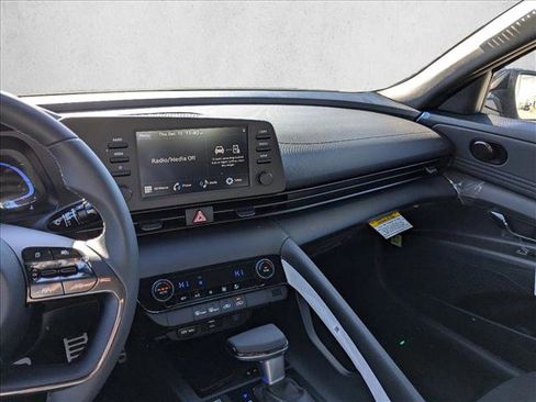 Used 2025 Hyundai Elantra Sport image 15