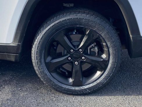 Used 2022 Jeep Grand Cherokee L Laredo RWD image 10