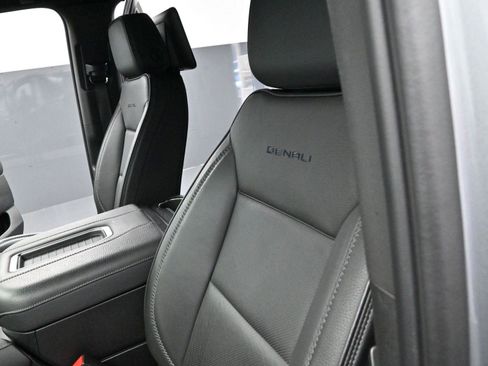 Used 2024 GMC Yukon Denali w/ Denali Reserve Package image 18