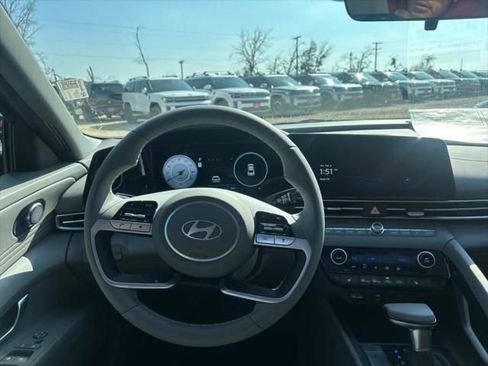 Used 2025 Hyundai Elantra SEL image 19