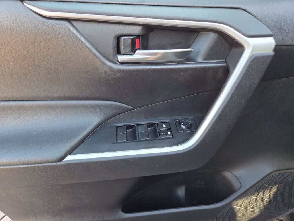 Certified 2021 Toyota RAV4 XLE FWD image 27