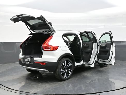 Used 2025 Volvo XC40 B5 Plus image 40
