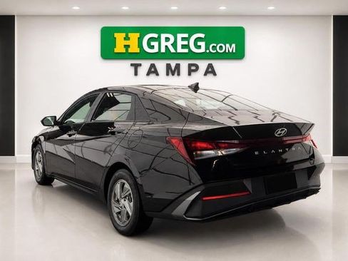 Used 2024 Hyundai Elantra SE FWD image 2