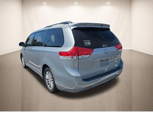 Used 2012 Toyota Sienna XLE w/ XLE Navigation Pkg image 5