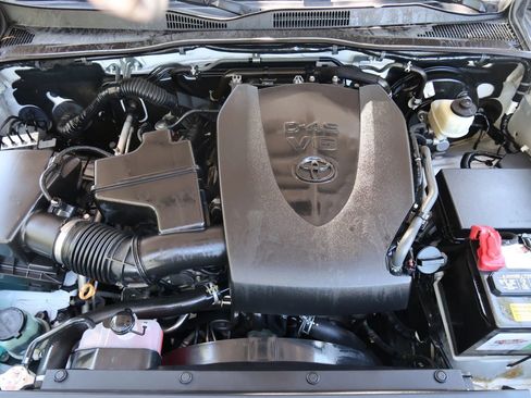 Used 2018 Toyota Tacoma TRD Sport w/ Technology Package image 31