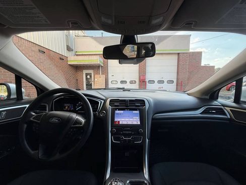 Used 2019 Ford Fusion SE FWD image 17