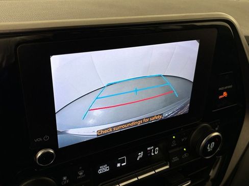 Used 2024 Toyota Highlander XLE FWD image 26
