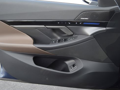 Used 2025 BMW 530i xDrive w/ Premium Package image 13