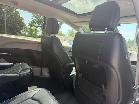 Used 2018 Chrysler Pacifica Limited FWD image 46