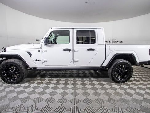 Used 2025 Jeep Gladiator Sport AWD/4WD image 9