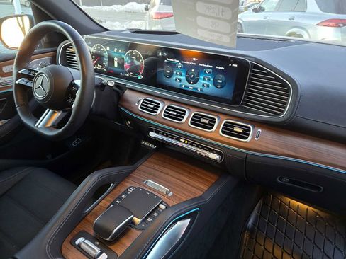 Used 2025 Mercedes-Benz GLS 580 4MATIC image 10