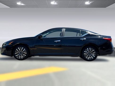 Used 2025 Nissan Altima 2.5 SV FWD image 2