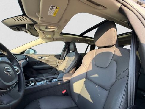 Used 2025 Volvo V60 B5 Cross Country Plus image 12