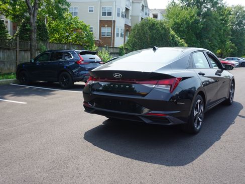 Used 2023 Hyundai Elantra SEL w/ Convenience Package FWD image 3