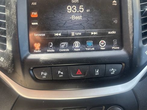 Certified 2018 Jeep Cherokee Overland w/ Technology Group AWD/4WD image 4