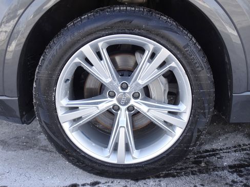 Used 2019 Audi Q8 Prestige w/ Luxury Package image 37