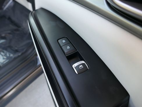 Used 2023 Kia Carnival LX image 27