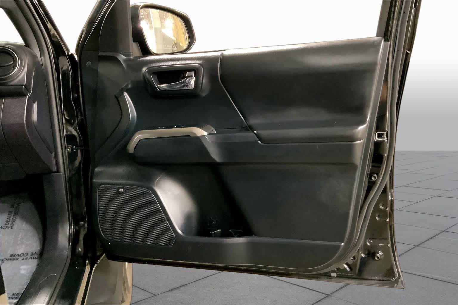 Used 2018 Toyota Tacoma Limited AWD/4WD image 23