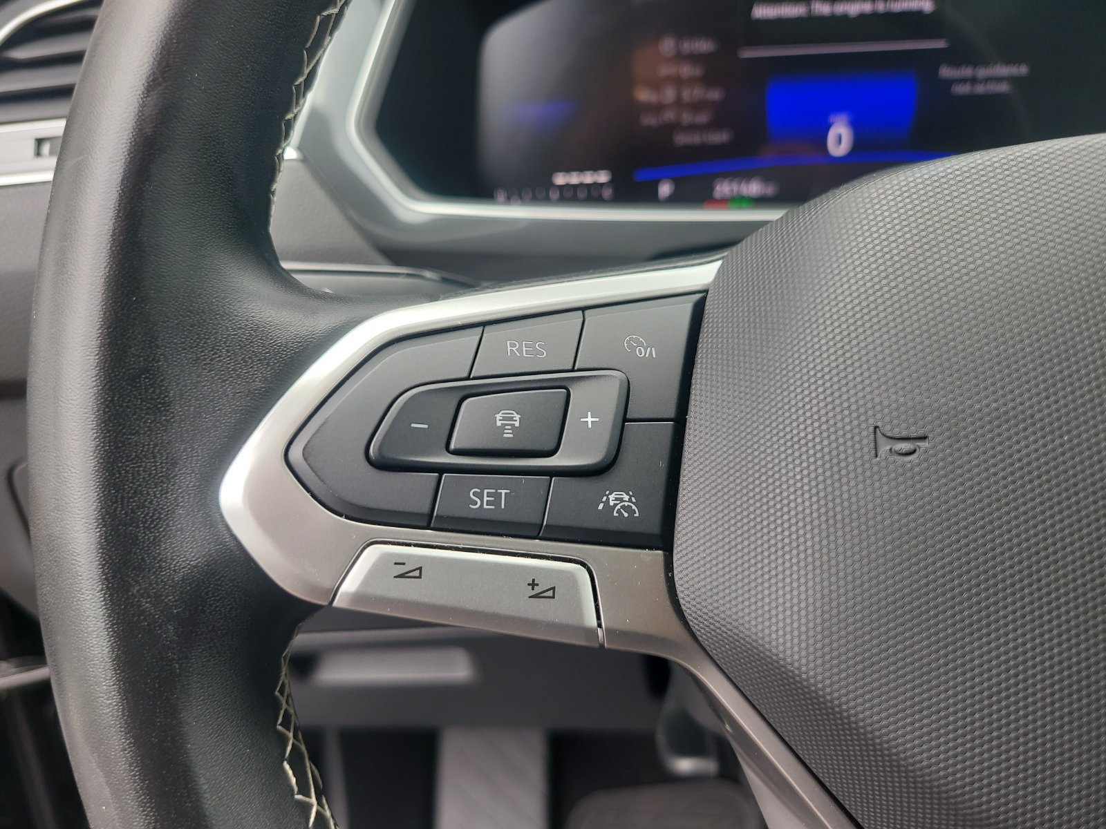 Used 2024 Volkswagen Tiguan SE w/ Panoramic Sunroof Package FWD image 29