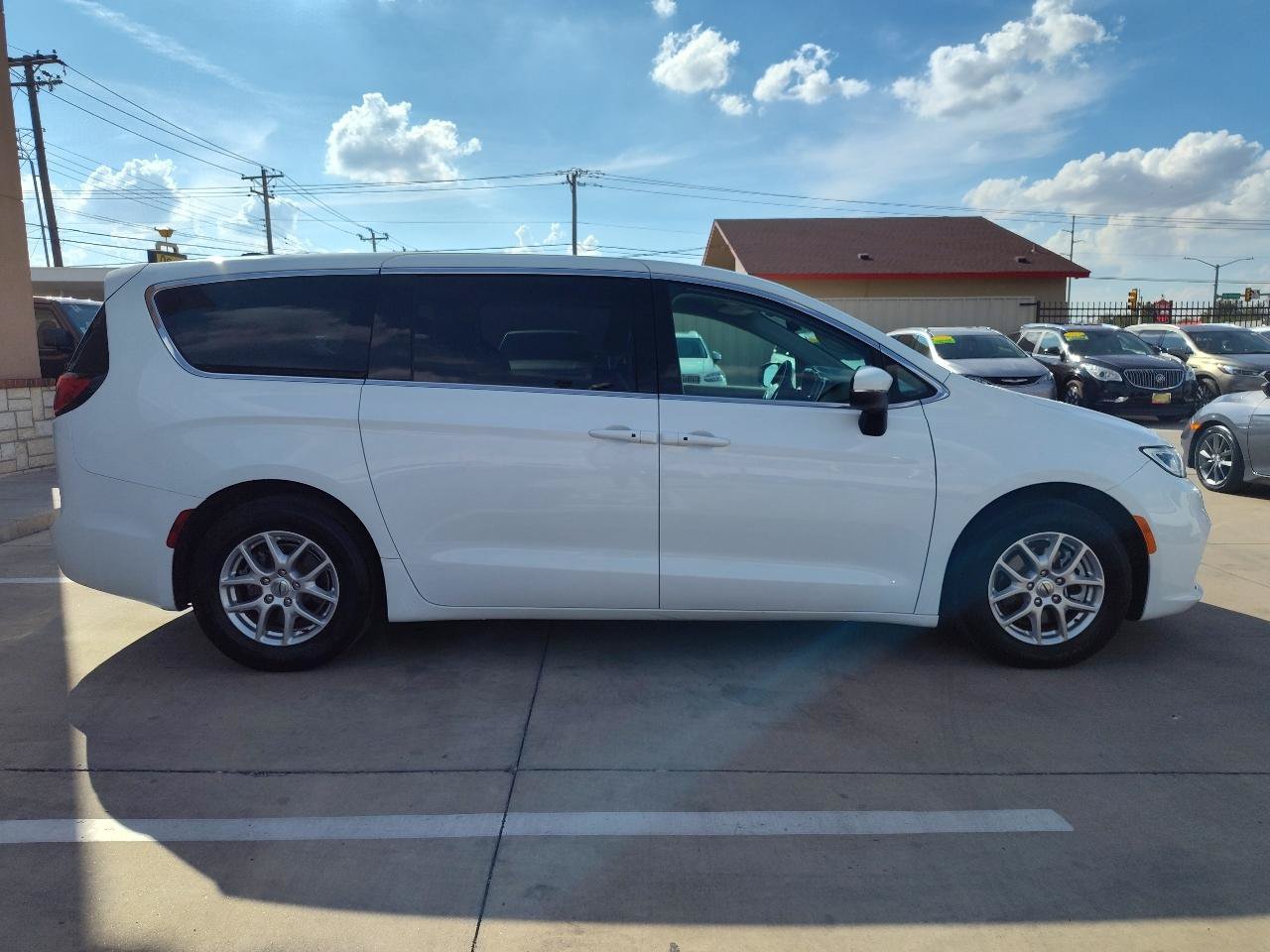 Used 2023 Chrysler Pacifica Touring-L FWD image 3