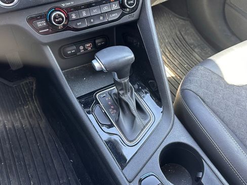 Used 2018 Kia Niro EX image 29