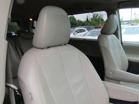 Used 2013 Toyota Sienna XLE FWD image 12
