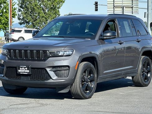 Used 2024 Jeep Grand Cherokee Altitude AWD/4WD image 9