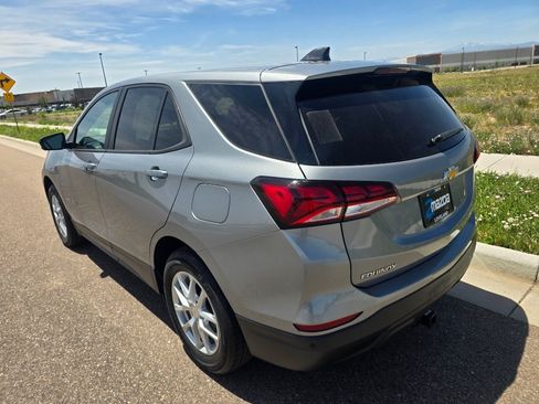 Used 2020 Chevrolet Equinox LS w/ LS Convenience Package FWD image 3