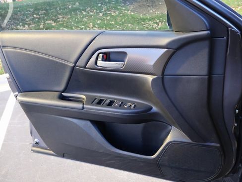 Used 2017 Honda Accord Sport image 32