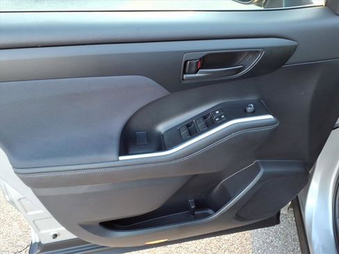 Used 2023 Toyota Highlander LE image 24
