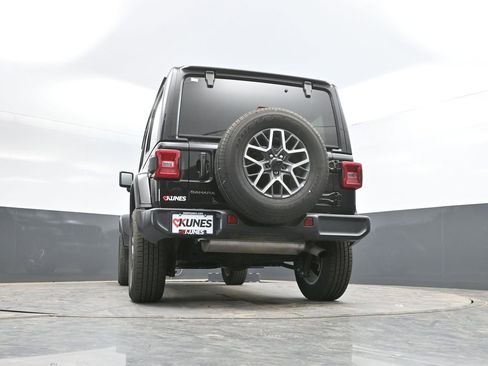 Used 2025 Jeep Wrangler Unlimited Sahara AWD/4WD image 37