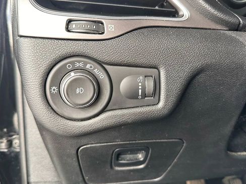 Used 2019 Jeep Cherokee Latitude w/ Popular Appearance Group FWD image 16