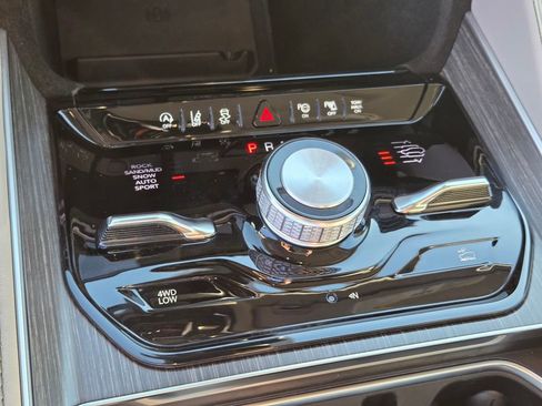 Used 2024 Jeep Wagoneer L Series III w/ Premium Group I image 15