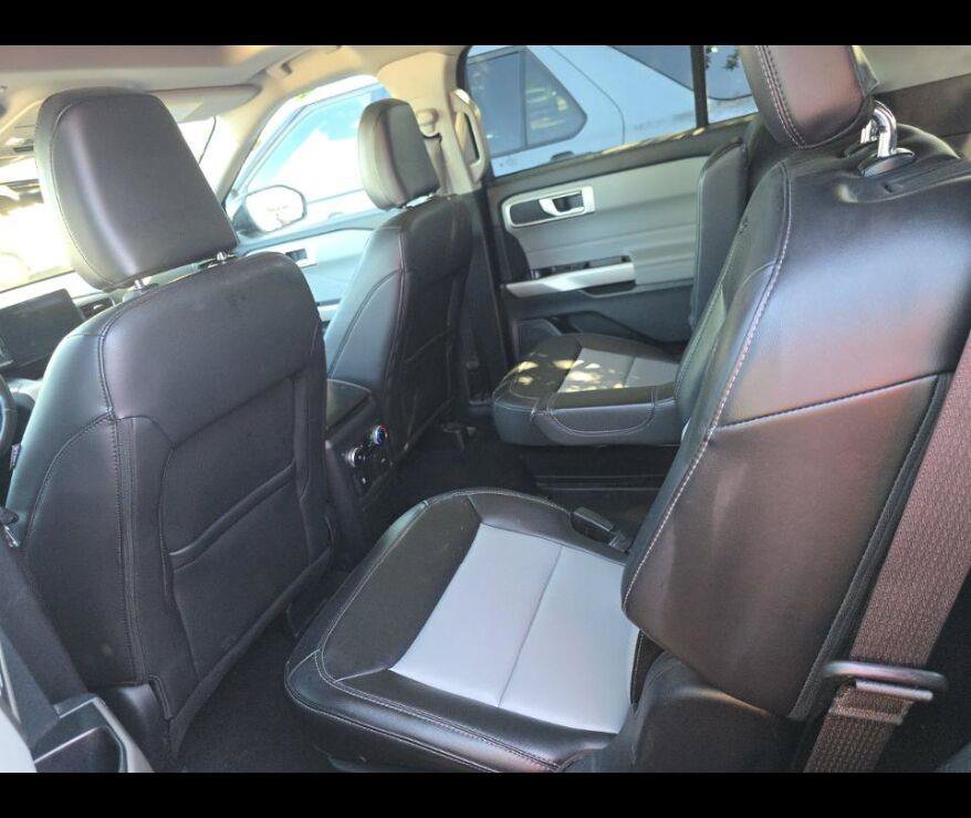 Used 2024 Ford Explorer XLT w/ Equipment Group 202A AWD/4WD image 7