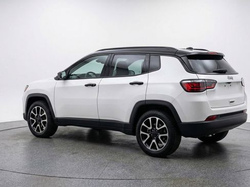 Used 2025 Jeep Compass Trailhawk AWD/4WD image 6