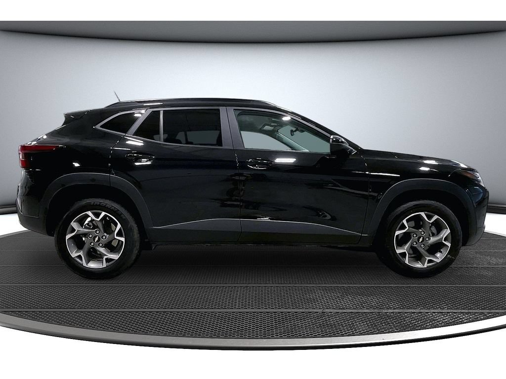 Used 2025 Chevrolet Trax LT FWD image 14