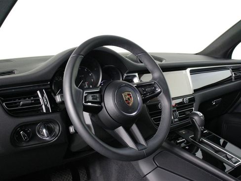 Used 2025 Porsche Macan image 4