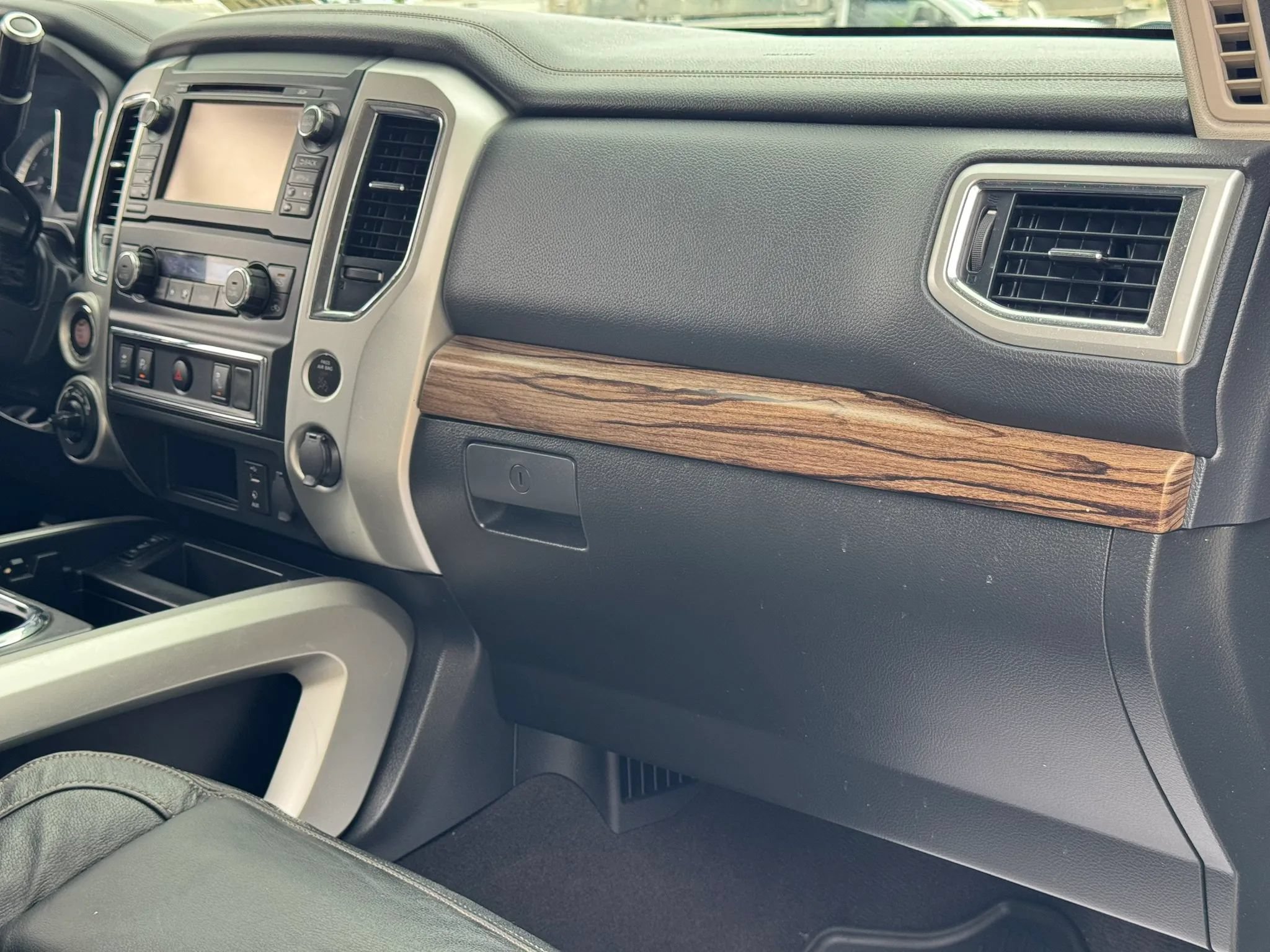 Used 2017 Nissan Titan SL AWD/4WD image 24