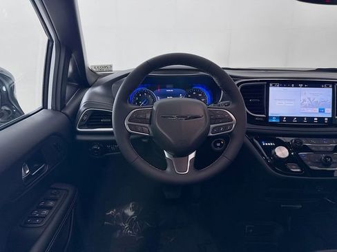 New 2026 Chrysler Pacifica Select image 20