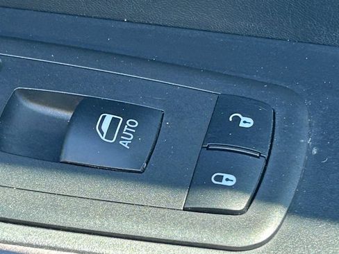 Used 2019 Jeep Cherokee Limited image 37