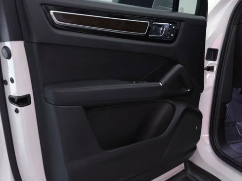 Used 2022 Porsche Cayenne AWD/4WD image 17