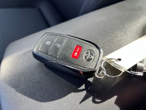 Used 2025 Toyota Prius LE image 30