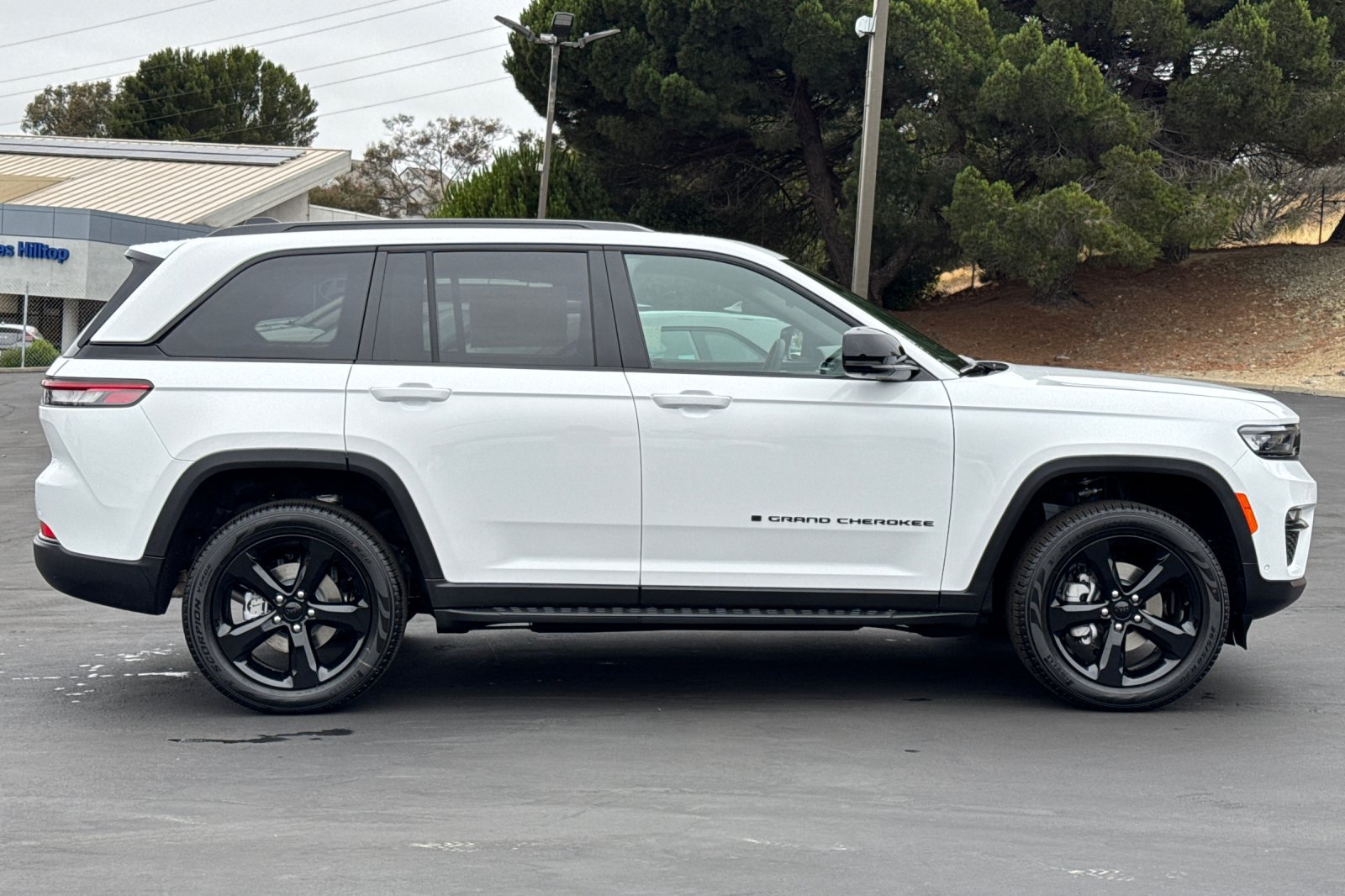 New 2025 Jeep Grand Cherokee Limited w/ Luxury Tech Group II AWD/4WD image 3