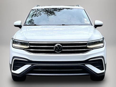Used 2024 Volkswagen Tiguan SE w/ Panoramic Sunroof Package AWD/4WD image 3