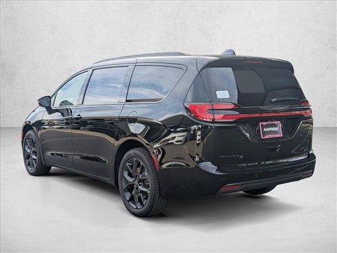 New 2026 Chrysler Pacifica Limited w/ S Appearance Package AWD/4WD image 8