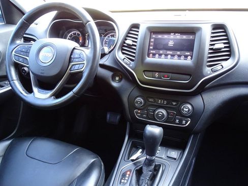 Used 2019 Jeep Cherokee Latitude Plus FWD image 24